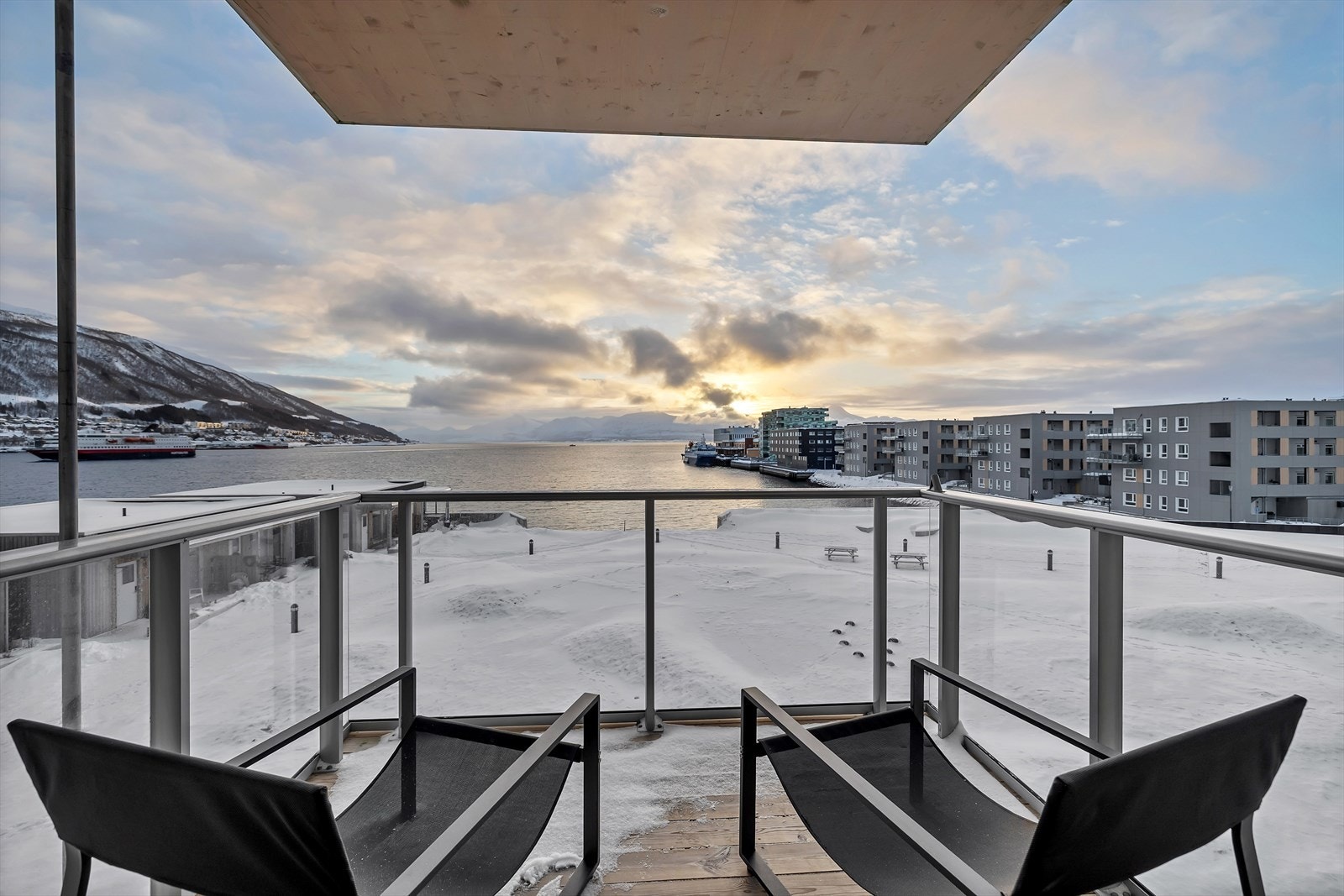 Leiligheten har fantastisk sjøutsikt og gode solforhold Galleribilde