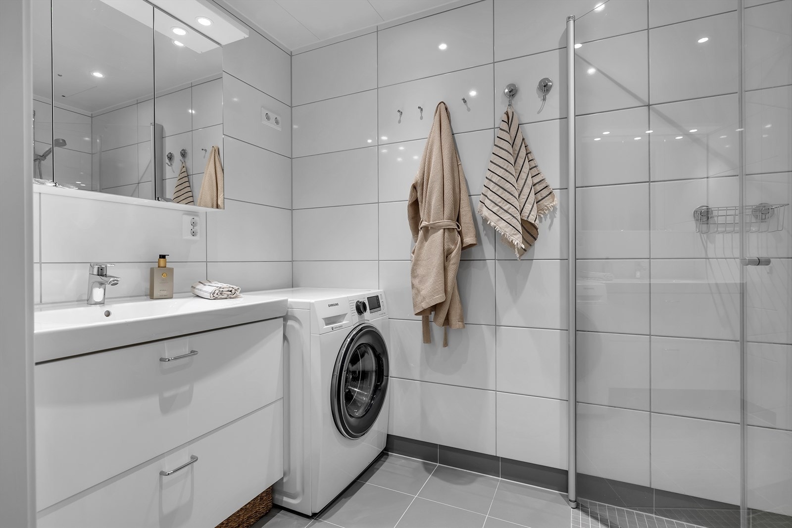 Praktisk innfellbare dusjdører Galleribilde