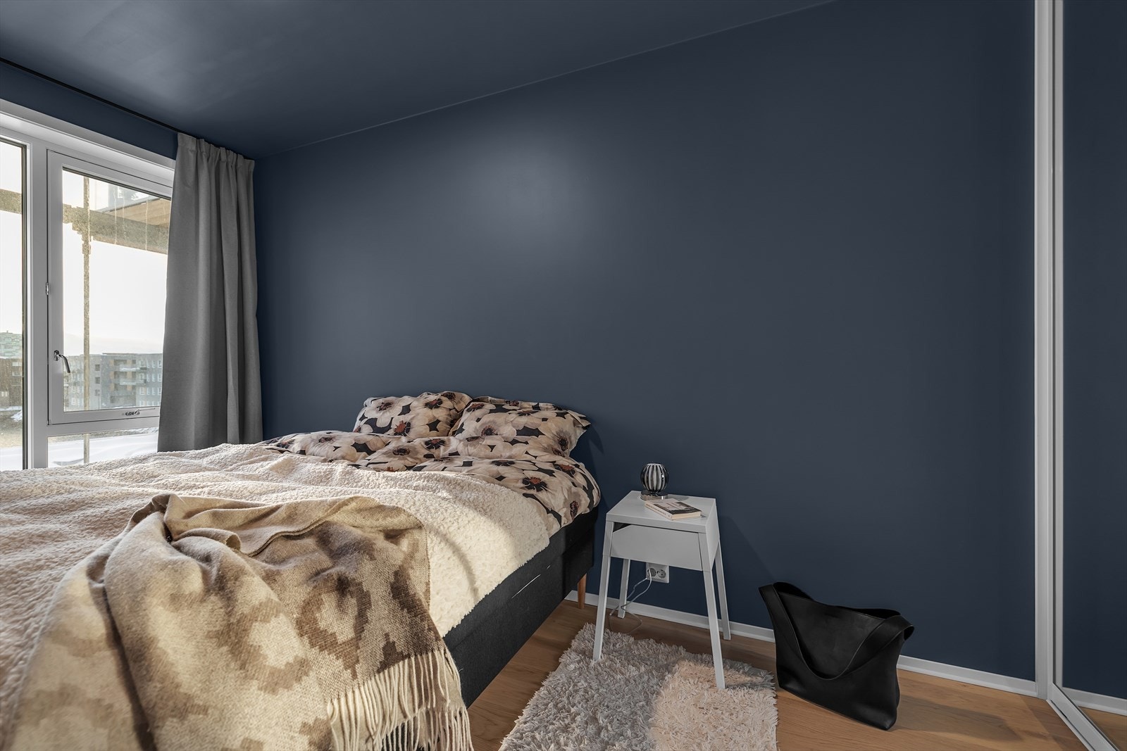 Soverom med god plass til dobbeltseng og nattbord Galleribilde