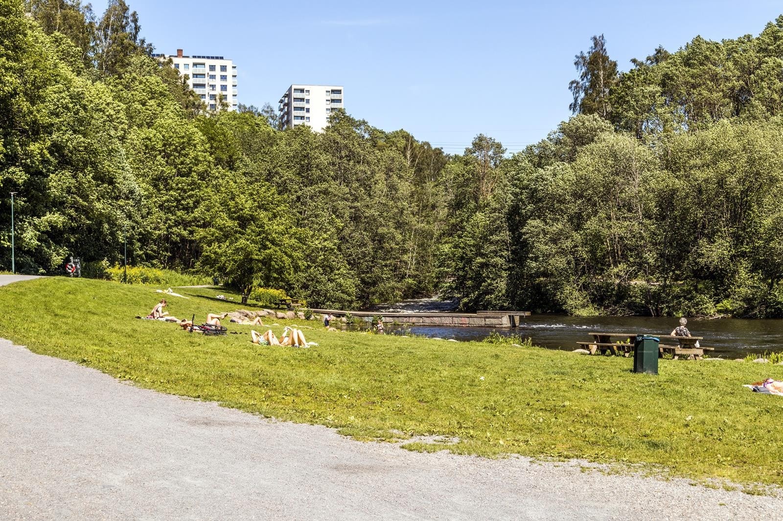 Rett over eiendommen er en av Akerselva sine populære badeplasser Galleribilde