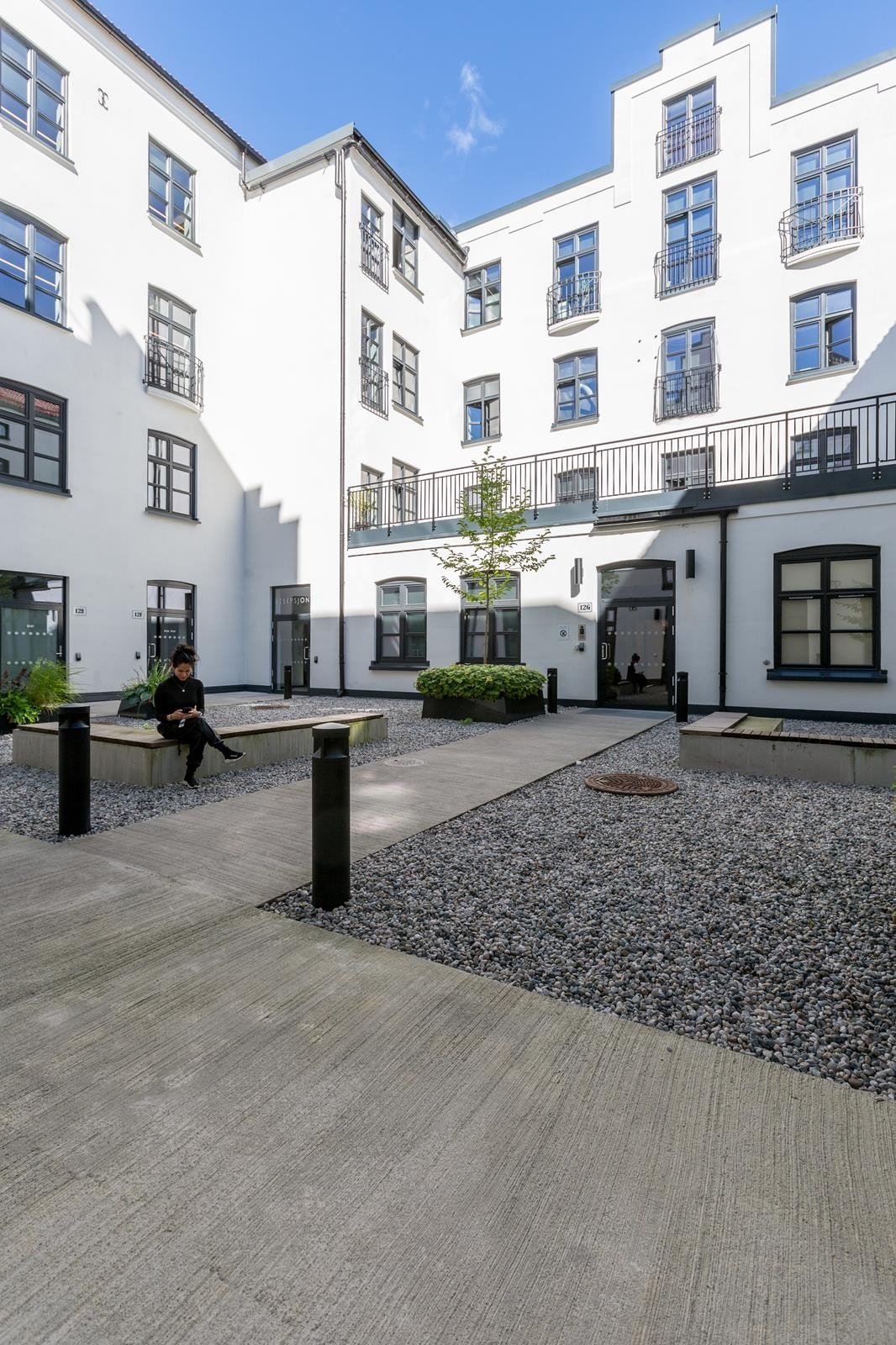 Fra bakgården har du blant annet tilgang til G12 Studio. Galleribilde