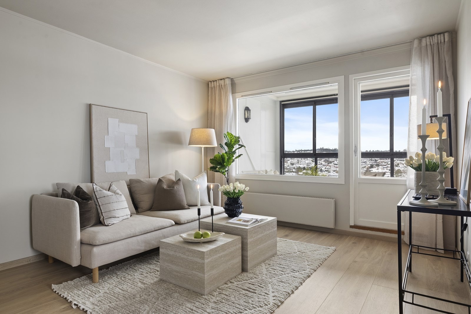 Det er flott utsikt og nydelige lysforhold via store vindusflater uten innsyn Galleribilde