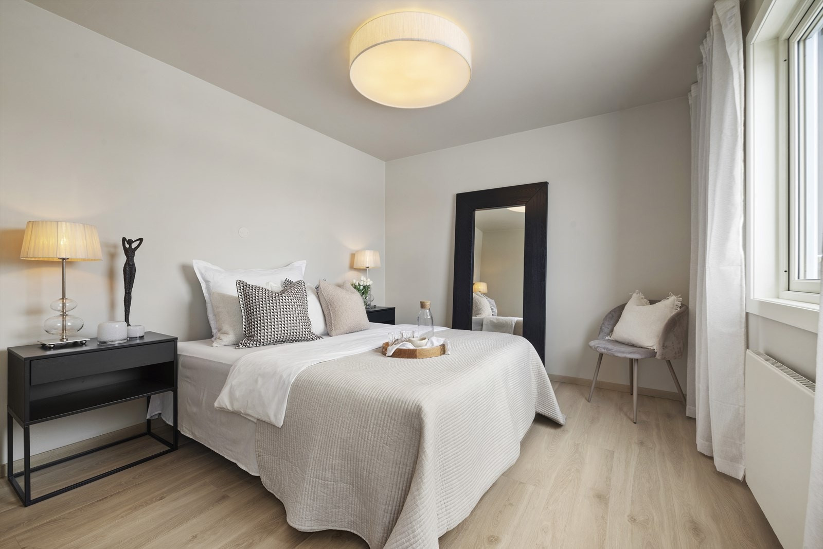 I denne flotte leiligheten er det ett romslig soverom, med god plass til dobbeltseng og garderobeskap Galleribilde