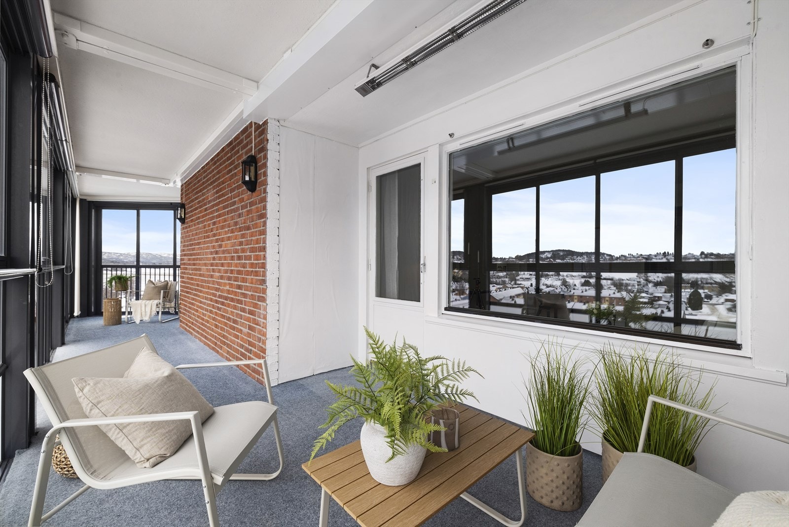 På balkongen er det god plass til flere sittegrupper Galleribilde