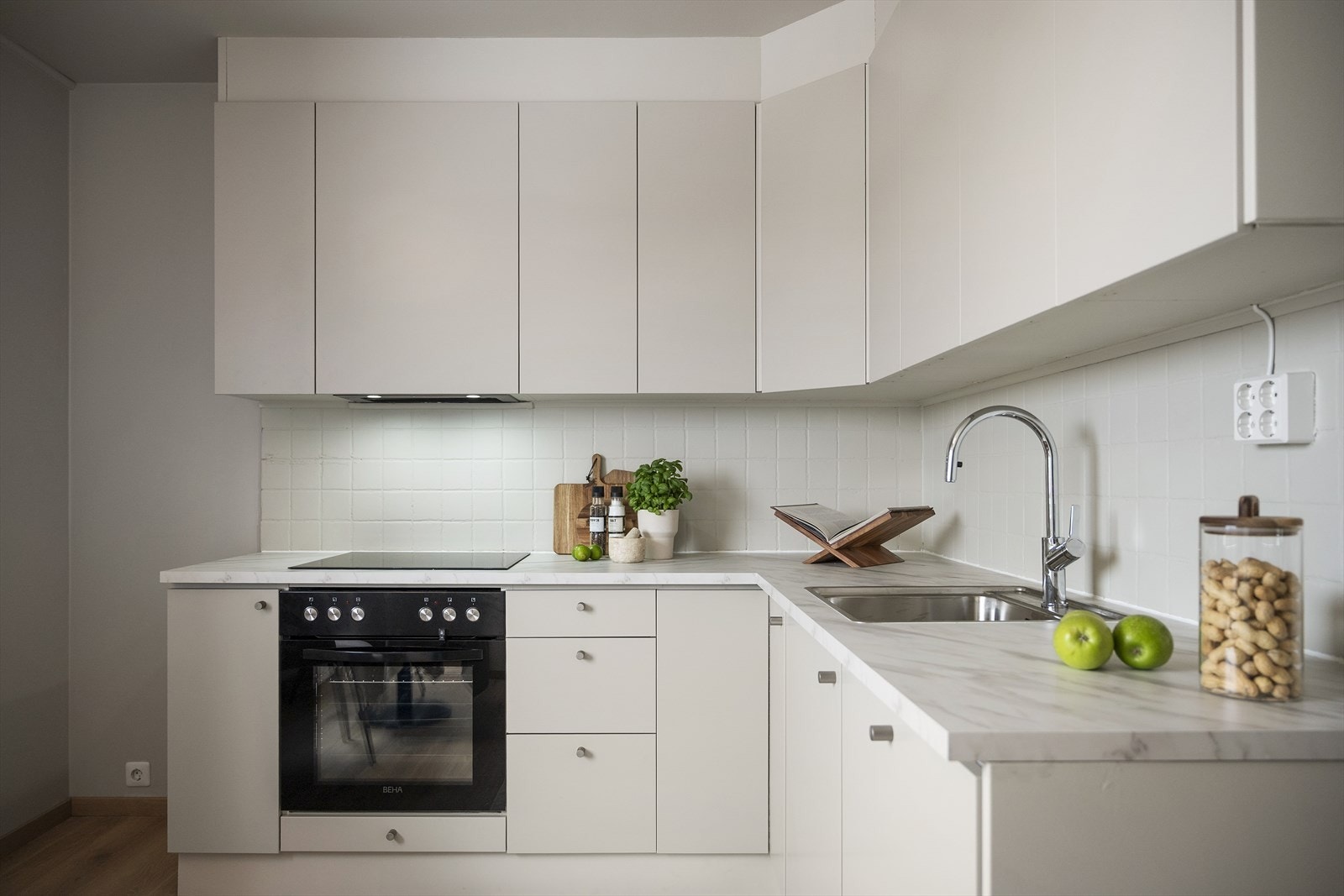 Det er god oppbevaringsplass i over- og underskap, samt godt med arbeidsplass på benkeflater Galleribilde