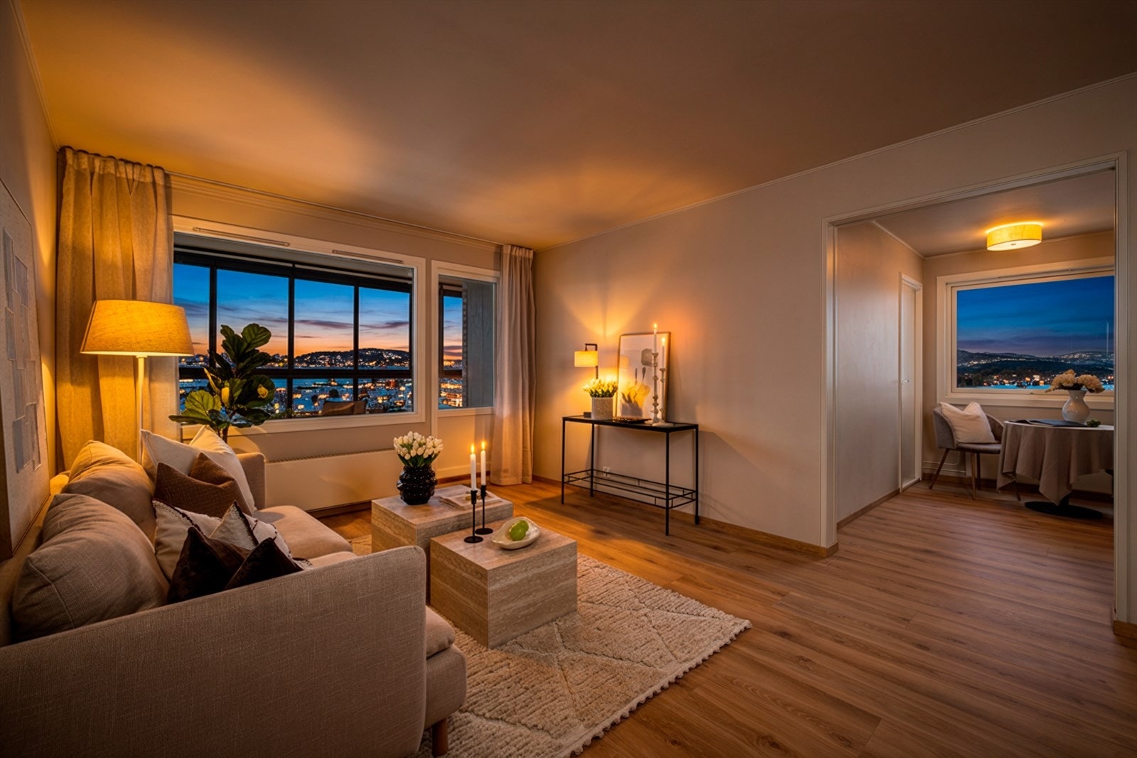 Denne lekre leiligheten ligger i 10. etasje, på ende, med stor innglasset balkong på 19 kvm Galleribilde