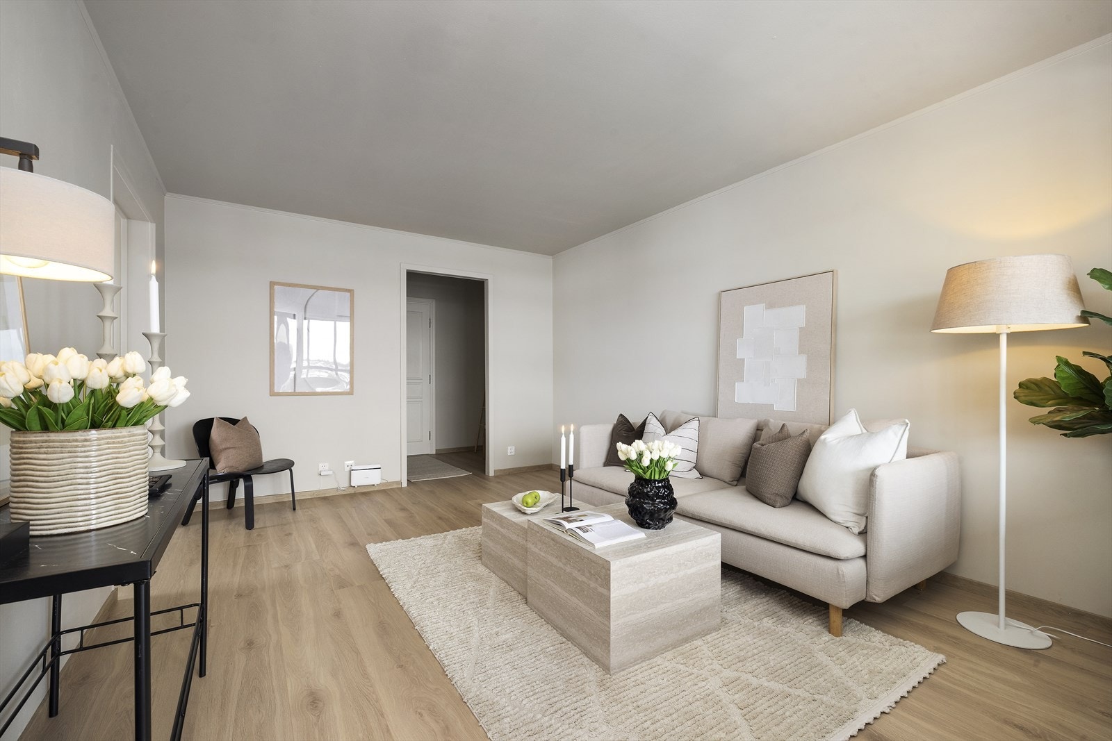 Alle overflater er renovert i lyse trendfarger samt flotte gjennomgående gulv i oppholdsrom og på soverom Galleribilde