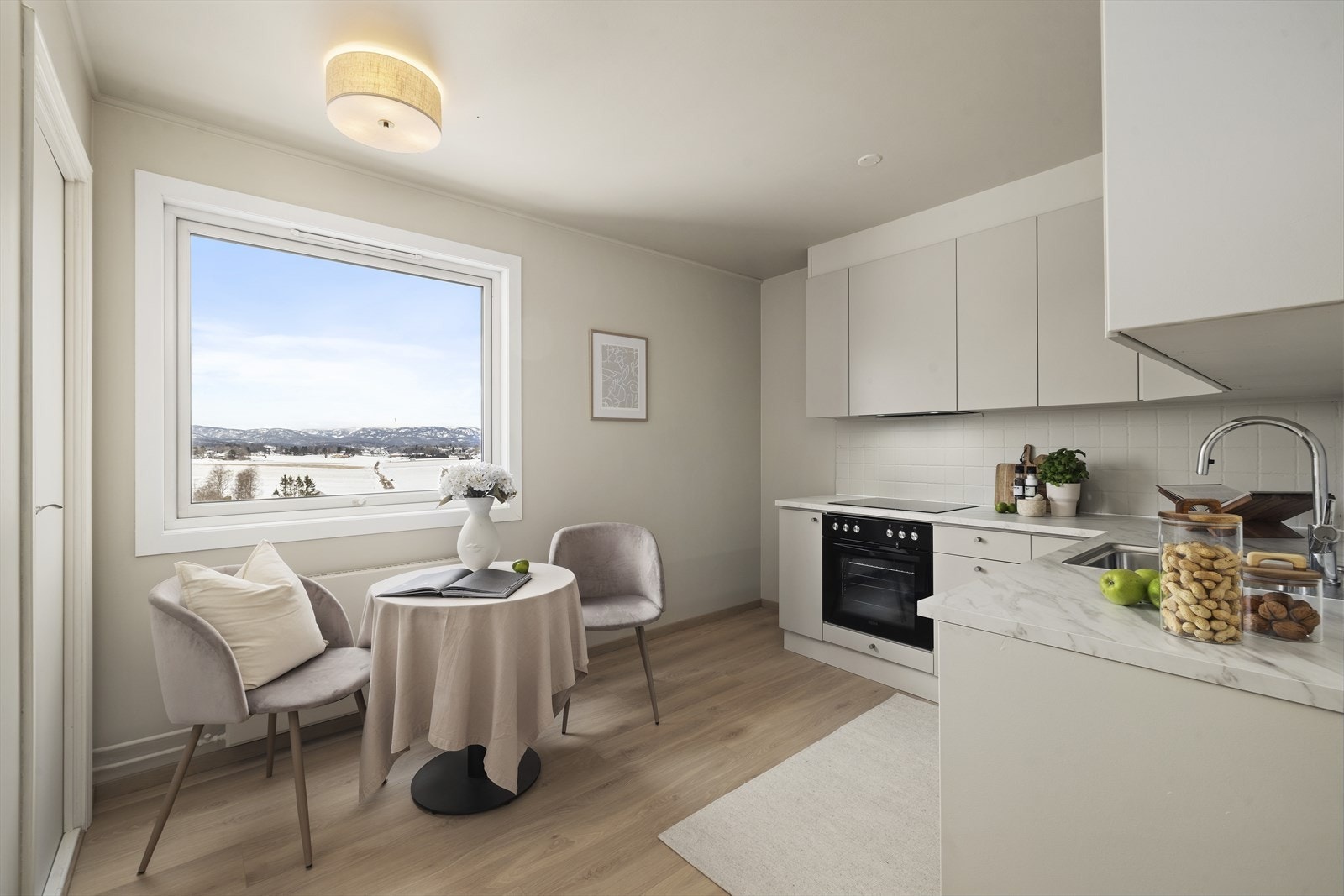 Romslig kjøkken med plass til spisebord Galleribilde