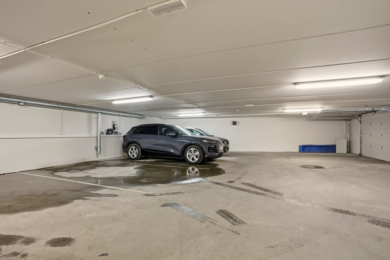 Det medfølger egen parkeringsplass i felles garasjekjeller. Selger leier i dag én ekstra parkeringsplass og opplyser om at ny eier kan fortsette å leie denne. Galleribilde