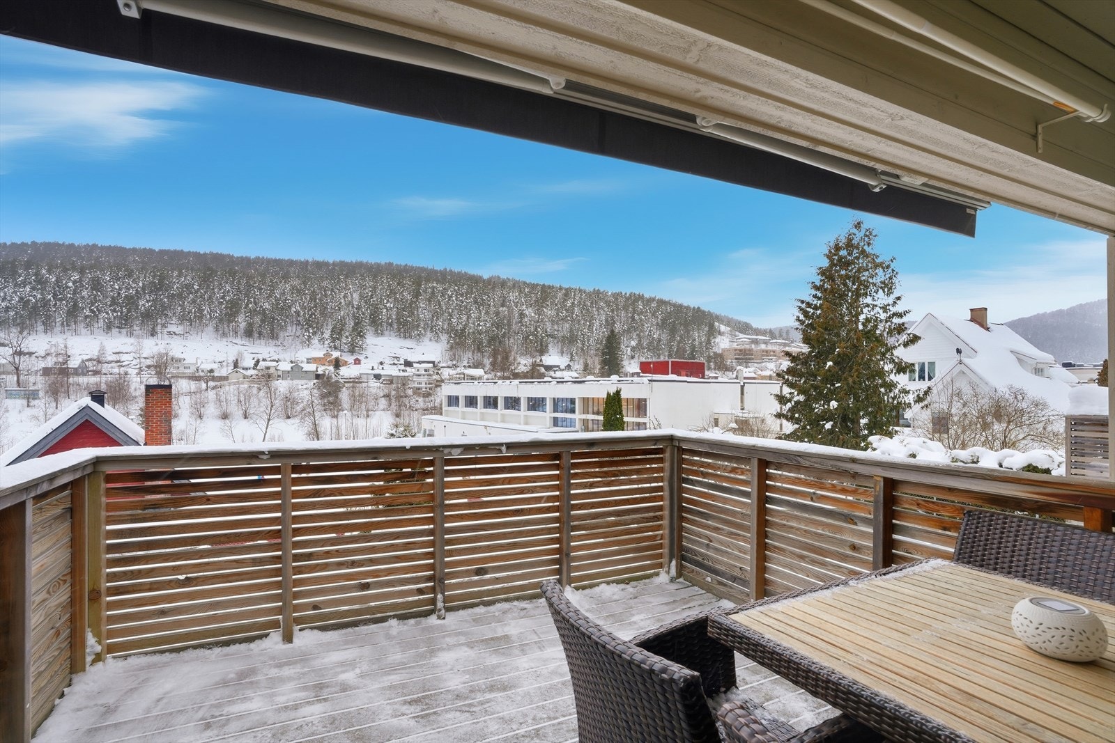 Balkongen er delvis takoverbygget samt montert markise for ekstra skjerming. Galleribilde