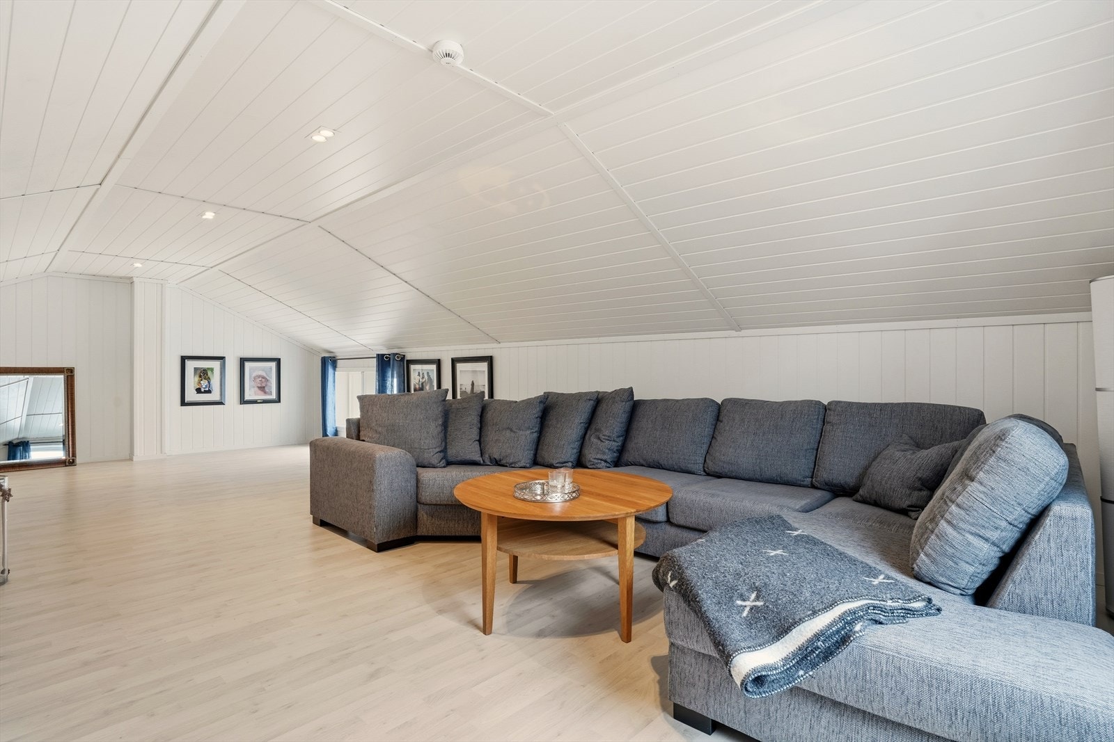 Rommet fremstår moderne og tidsriktig, med lyse overflater og spotlights i taket. Galleribilde