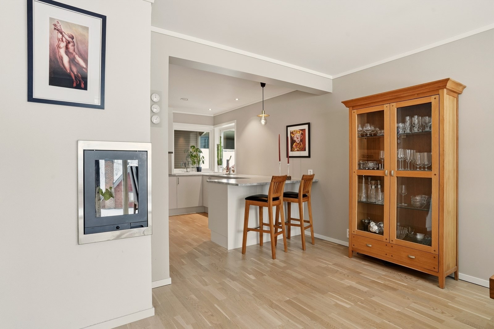 Stue/spisestue er utstyrt med peis. Galleribilde