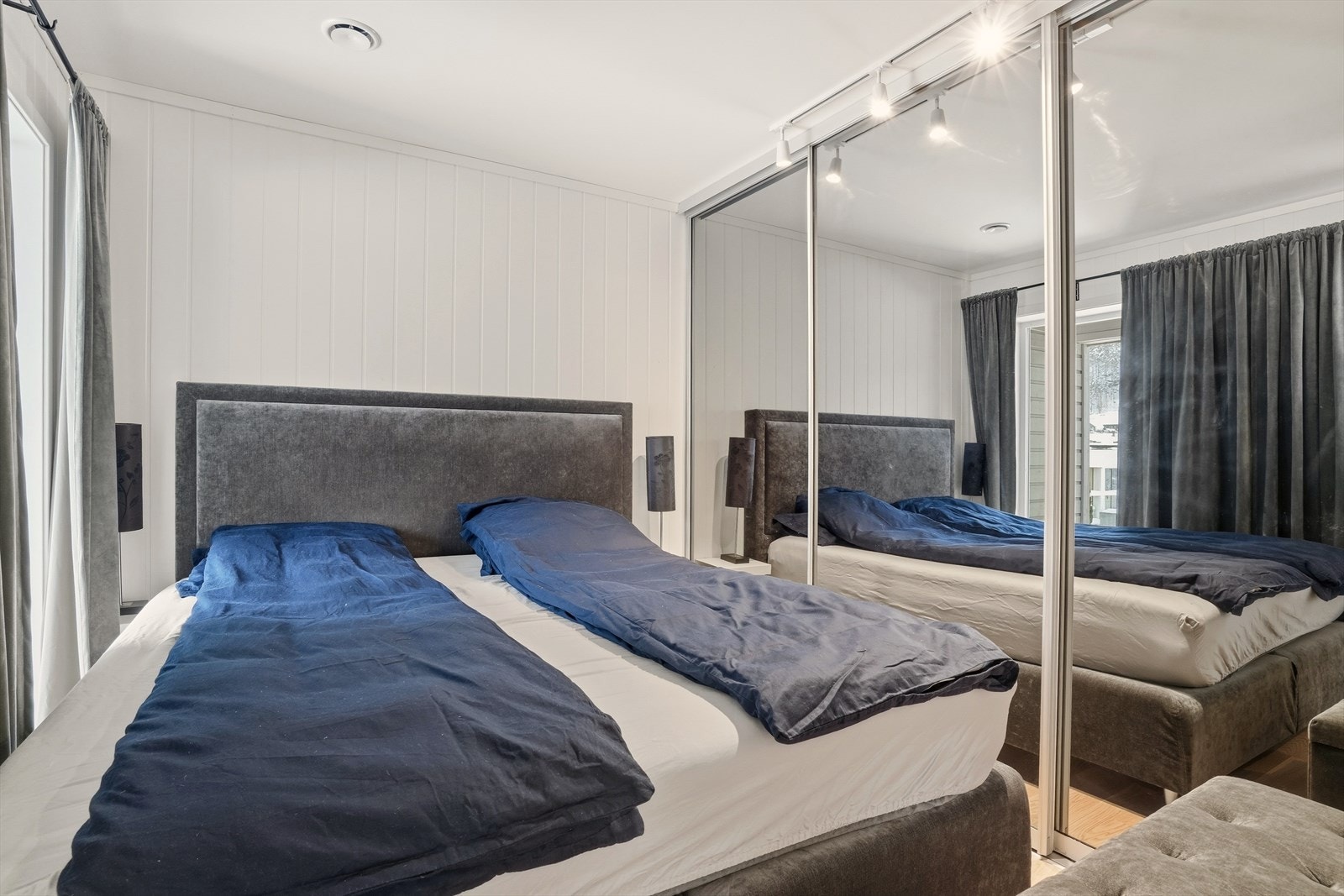 Soverom 2 har skyvedørsgarderobe med speilfronter som gir gode oppbevaringsmuligheter. Galleribilde