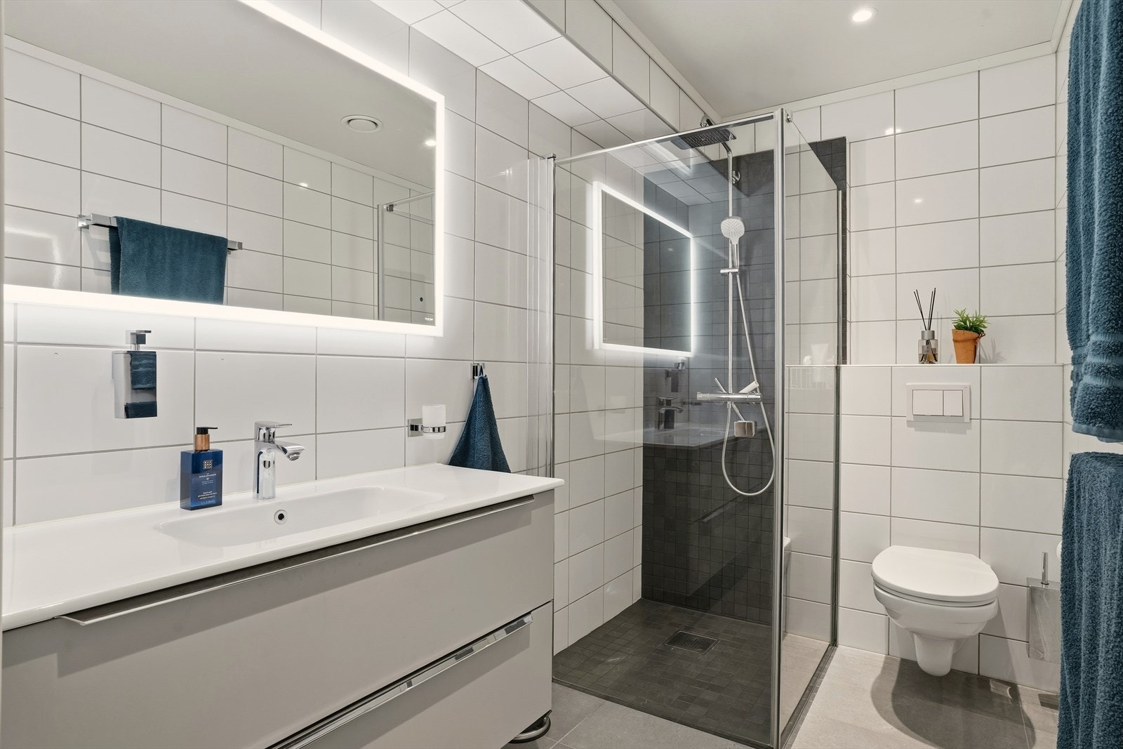 Badet ble kosmetisk oppgradert i 2022 med fliser på gulv, ny servant og nytt dusjgarnityr. Rommet har elektriske varmekabler i gulvet. Galleribilde