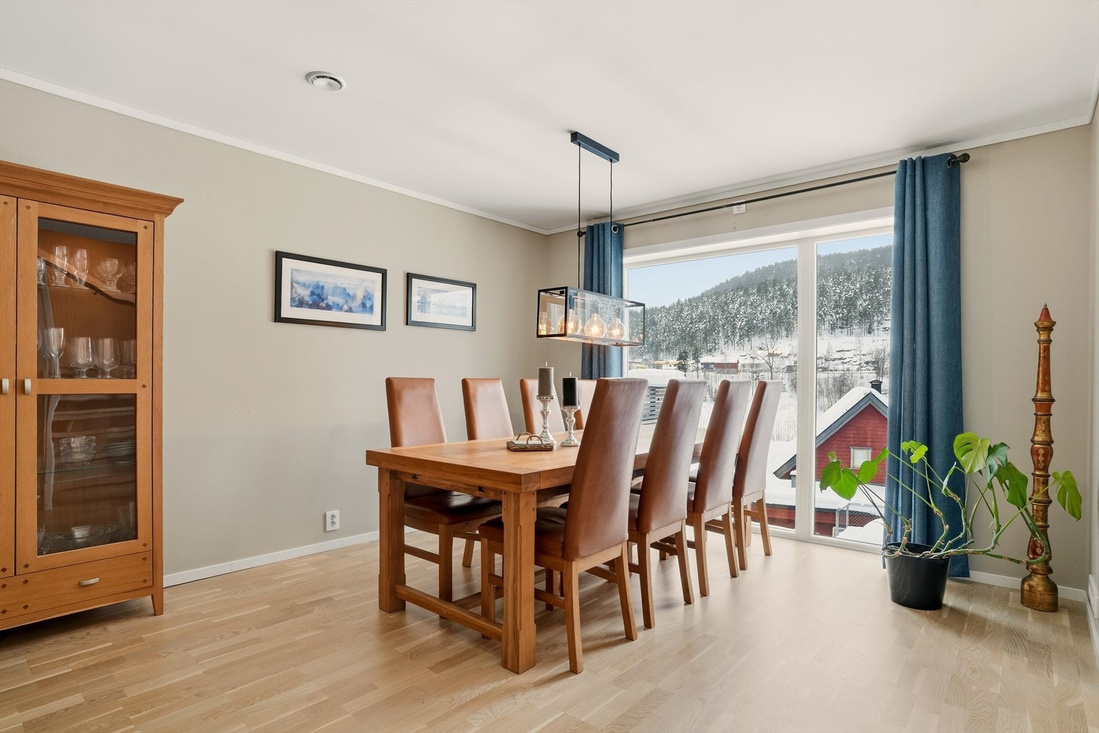 Boligen har gulv i parkett, laminat og fliser. Vegger er kledd med panelplater, fliser og malte plater, og innvendige tak har malte plater og MDF-panel. Galleribilde