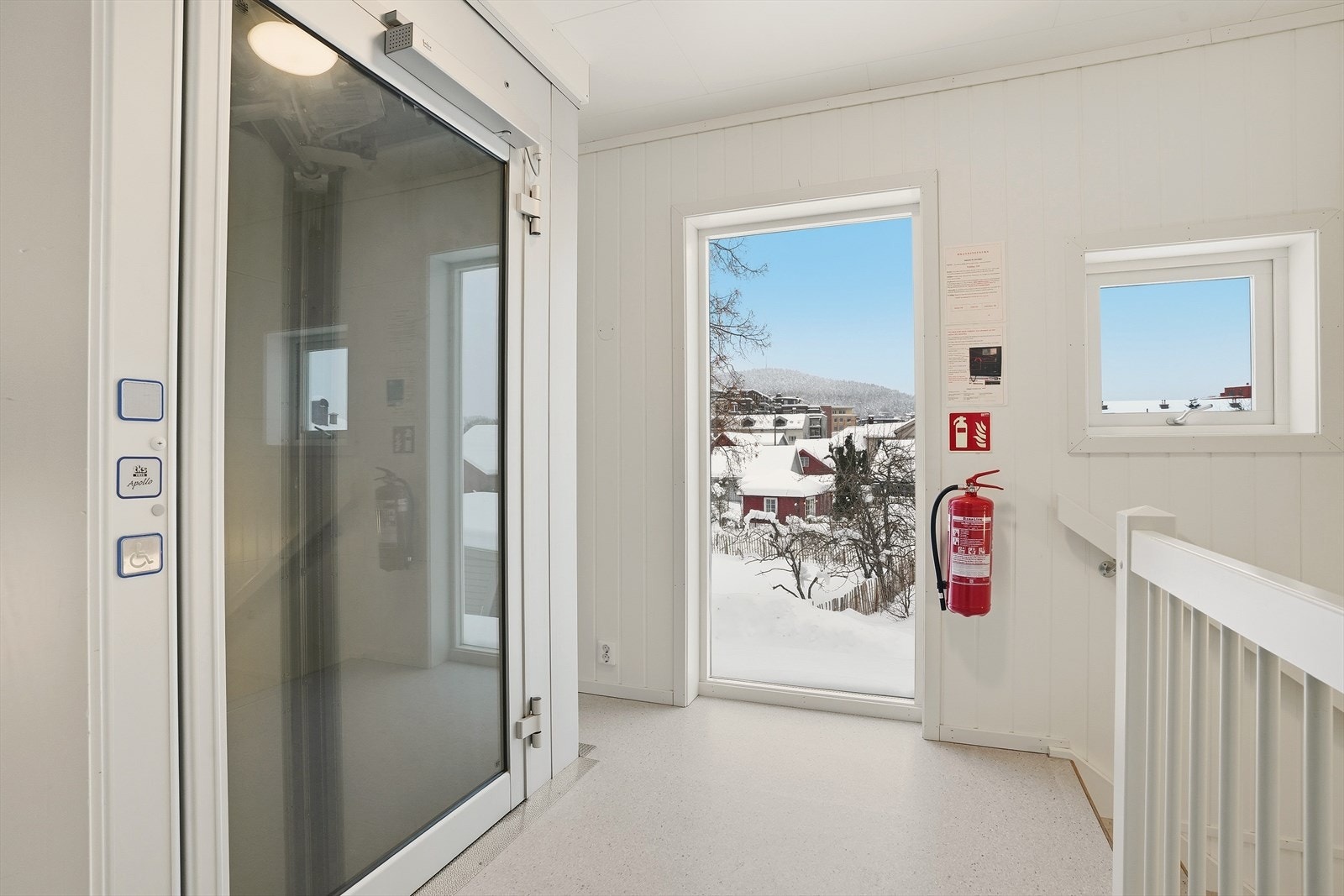 Heis fra felles kjeller opp til svalgangen. Galleribilde