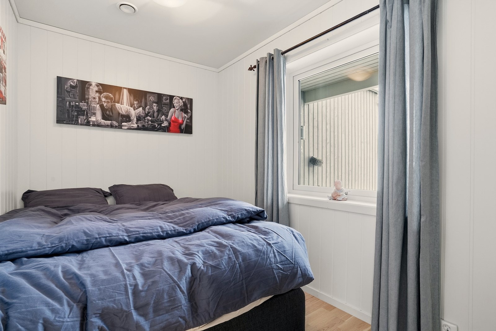 I første etasje finner du to soverom med fleksible bruksmuligheter - enten som tradisjonelle soverom, hjemmekontor eller hobbyrom. Galleribilde