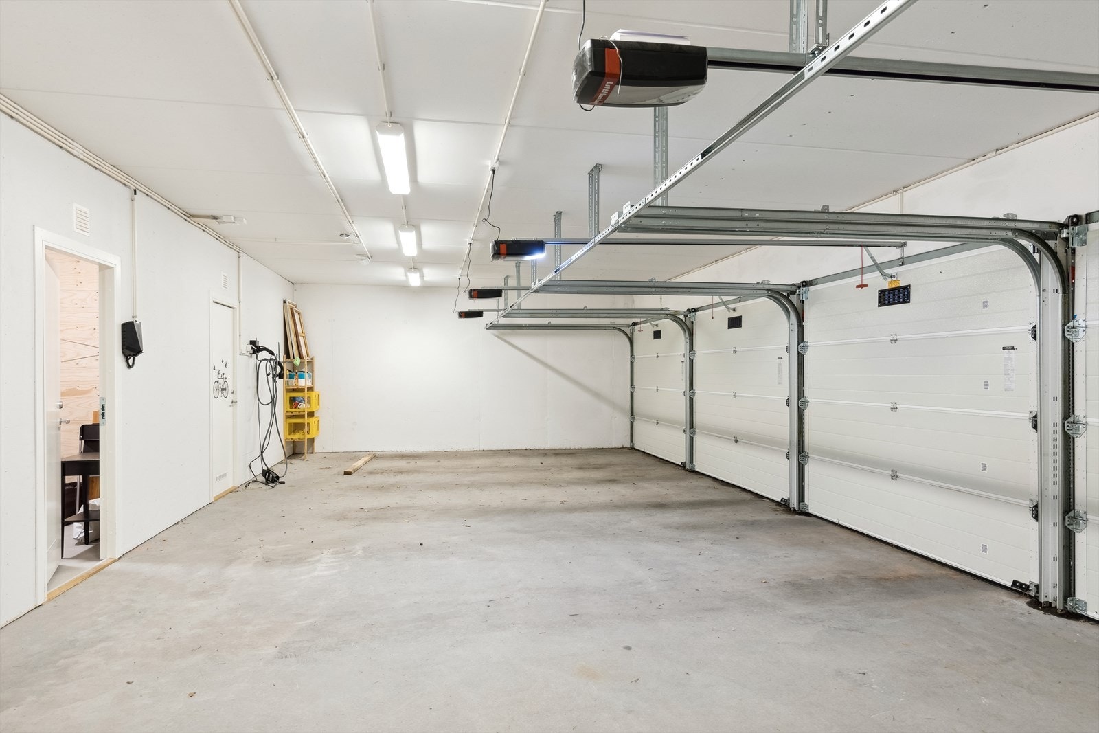 Leiligheten har fast garasjeplass med elbillader. Galleribilde