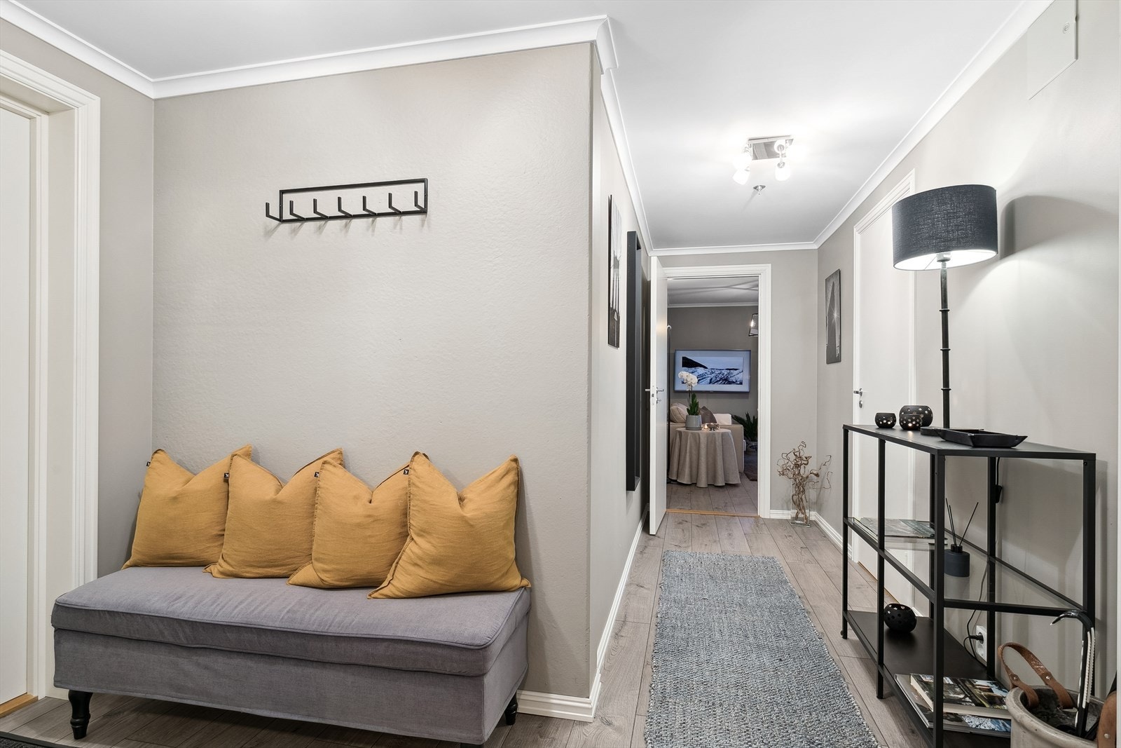 Hyggelig entré/gang med god plass til diverse oppbevaringsløsninger. Galleribilde