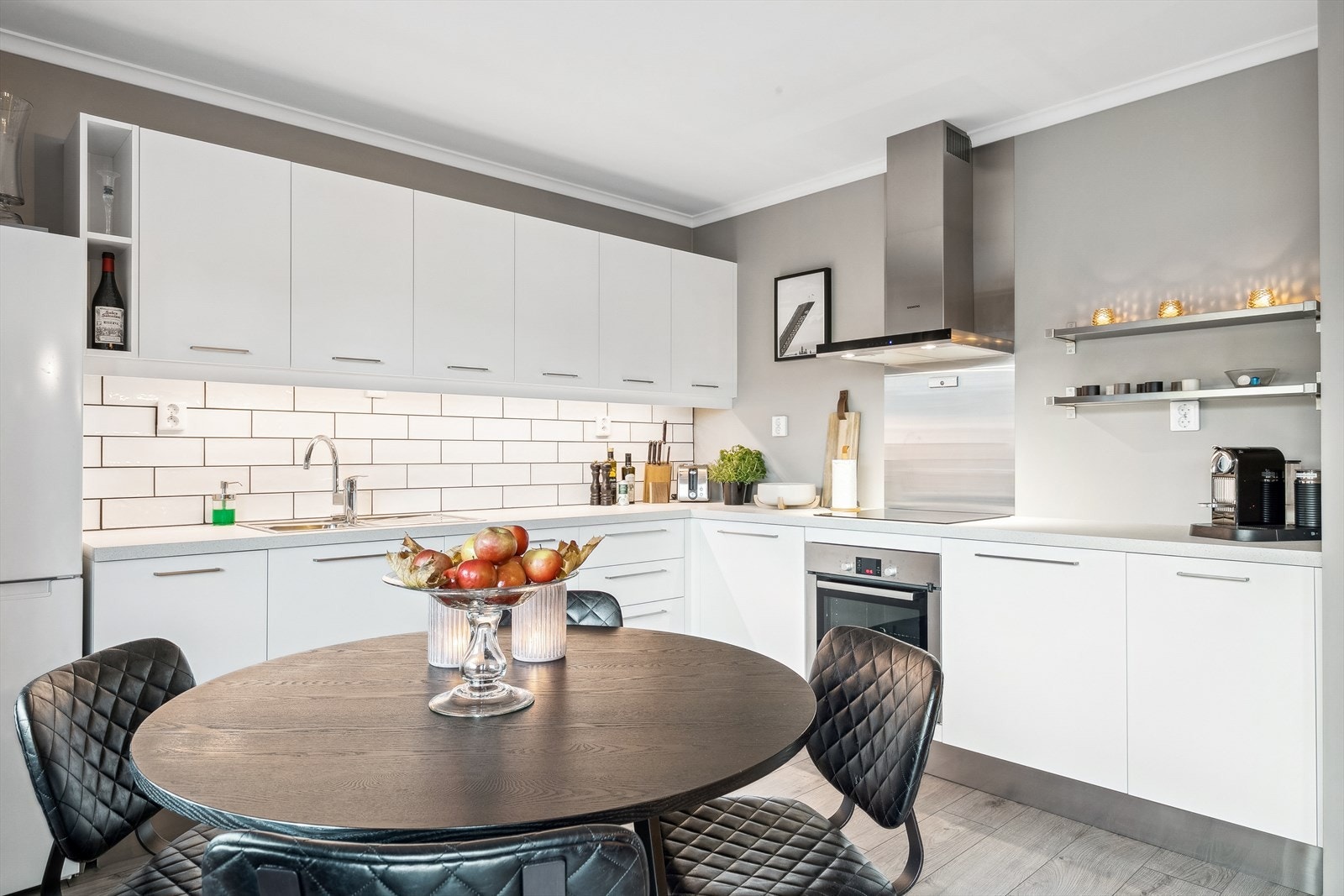 Innredningen er utstyrt med integrerte hvitevarer. Galleribilde