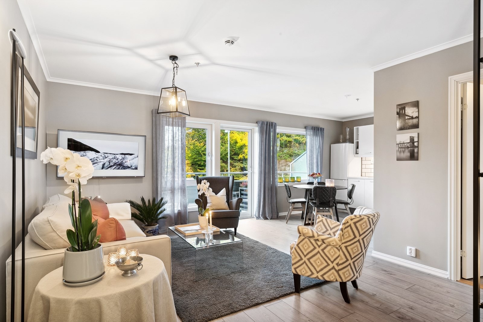 Lys og moderne 3-roms selveierleilighet beliggende i et rolig og sentralt område med gode solforhold og fantastisk sjøutsikt. Galleribilde