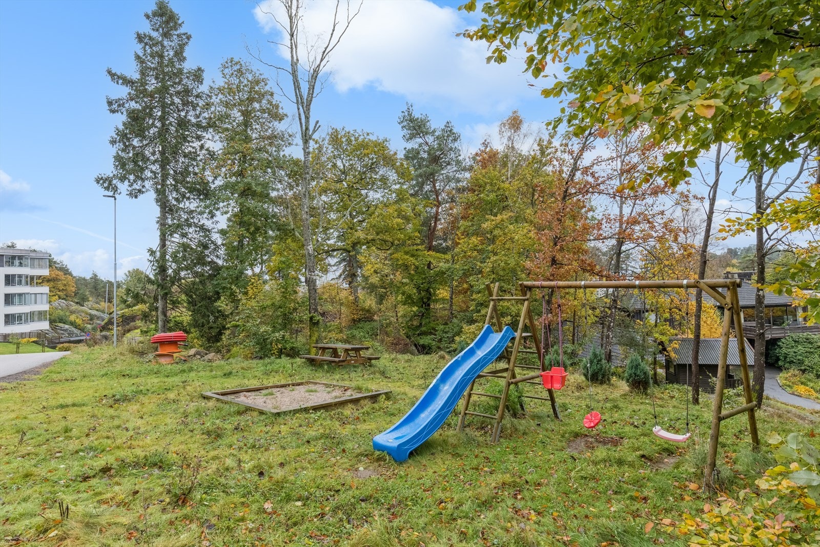 Fine fellesarealer med lekeplass. Galleribilde