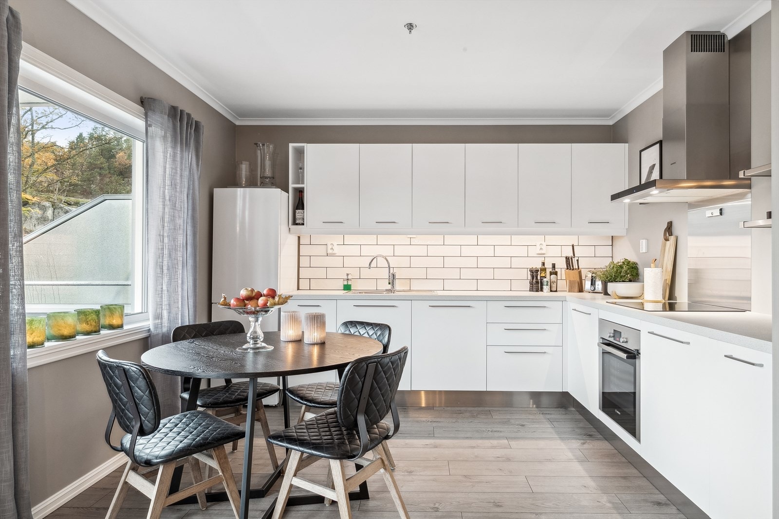 Pen kjøkkeninnredning med god skap- og benkeplass. Galleribilde