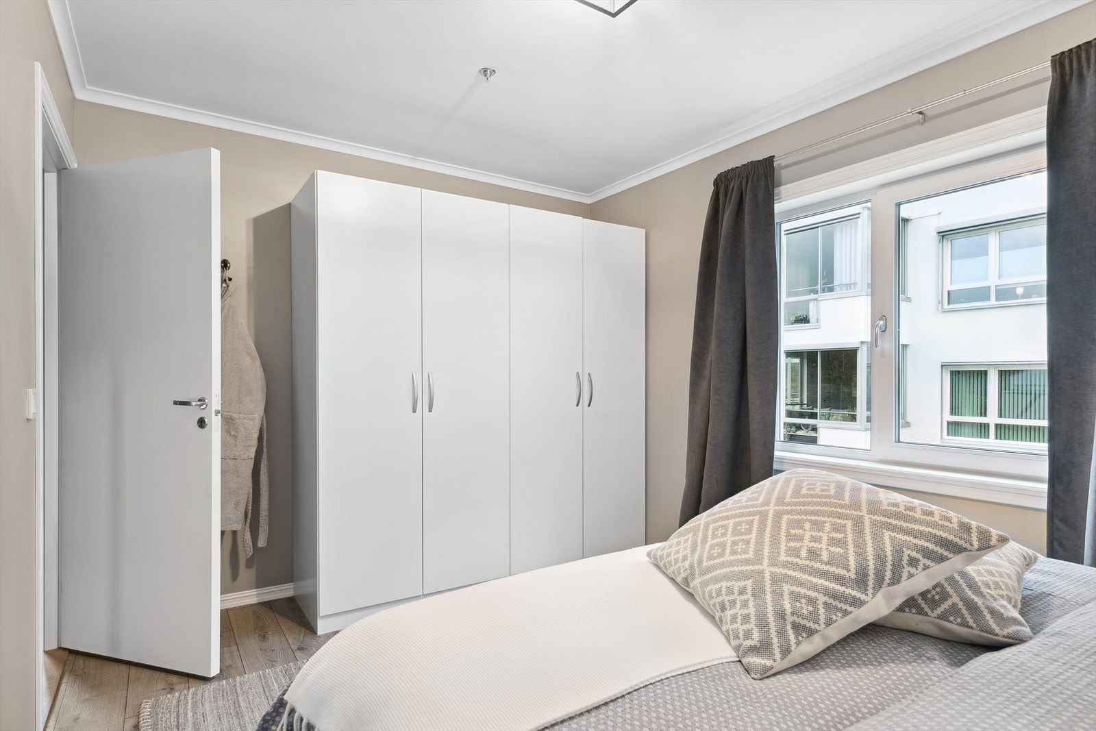 Hovedsoverommet er innredet med garderobeskap. Galleribilde