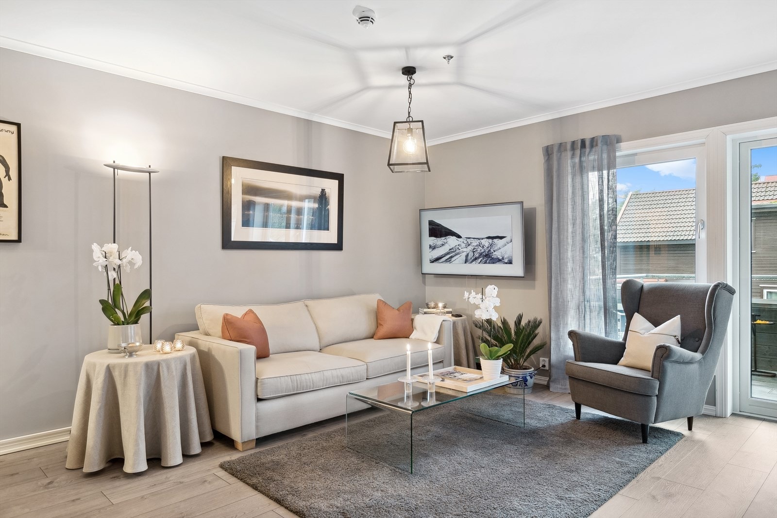 Praktisk planløsning som inkluderer entré, stue/kjøkken i åpen løsning, baderom, innvendig bod og to soverom. Galleribilde