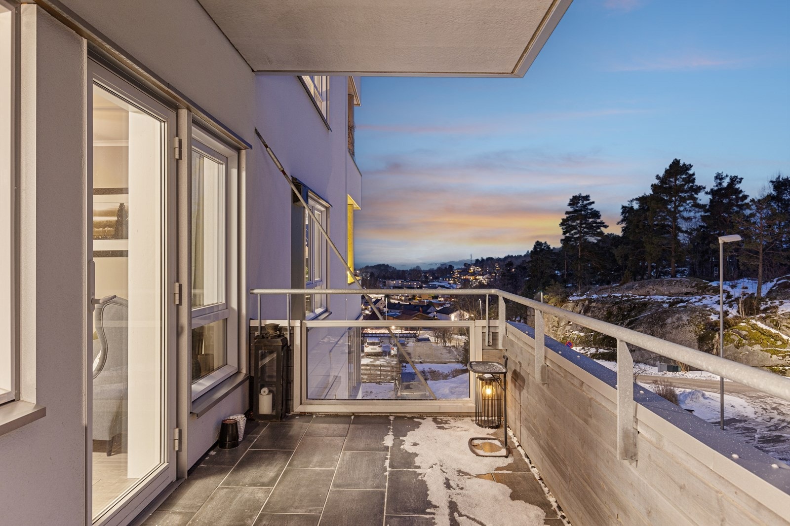 Balkongen er overbygget og har flislagt gulv. Galleribilde