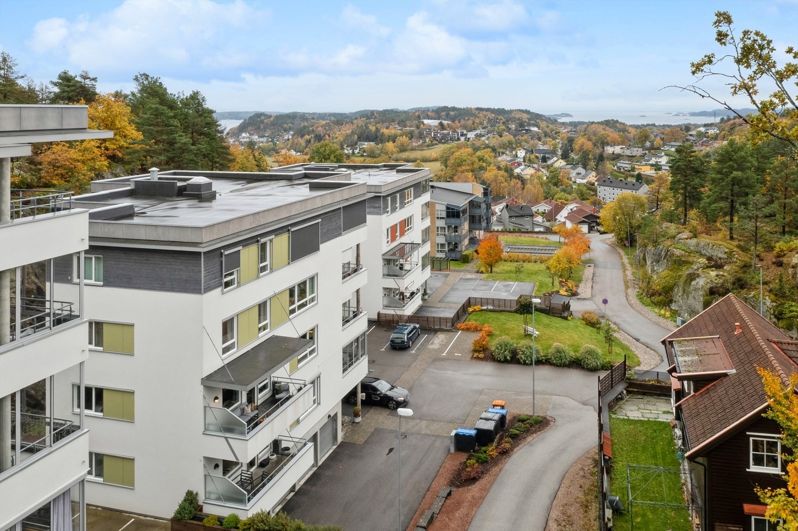 I Hagalia får du utsikt utover småhusbebyggelsen og sjøen - ta på turskoene å gå rett ut i et herlig turområde! Galleribilde