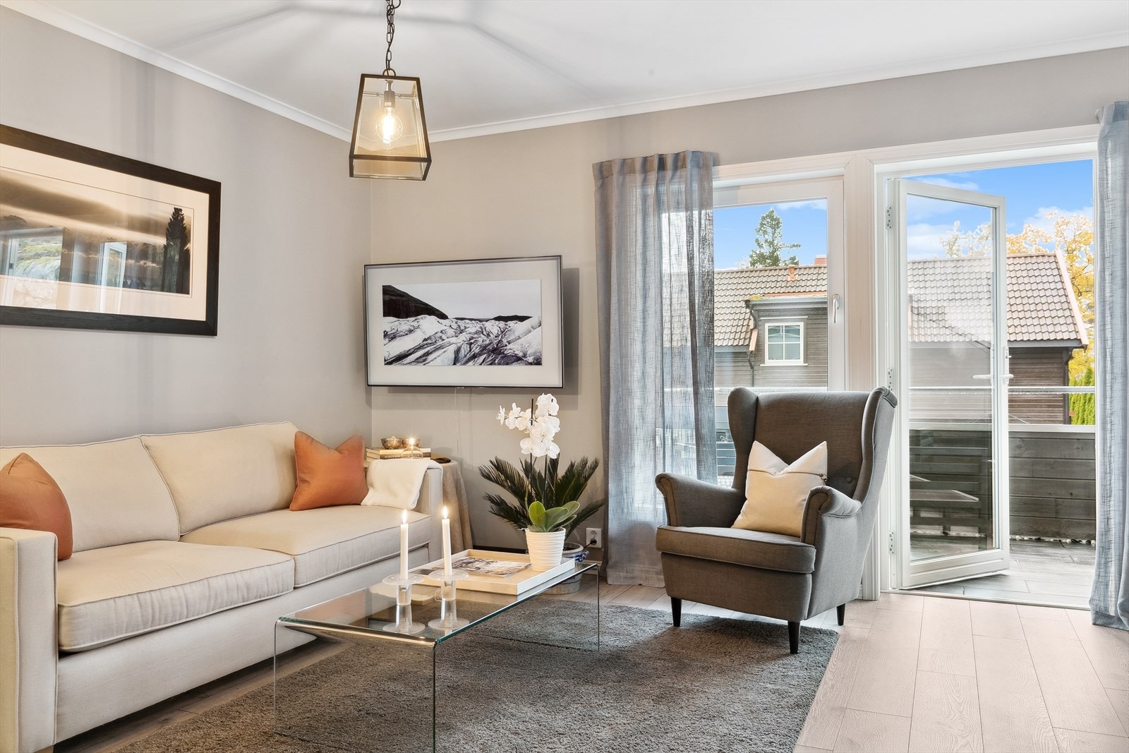 Her er det store vindusflater og gjennomgående god standard. Galleribilde