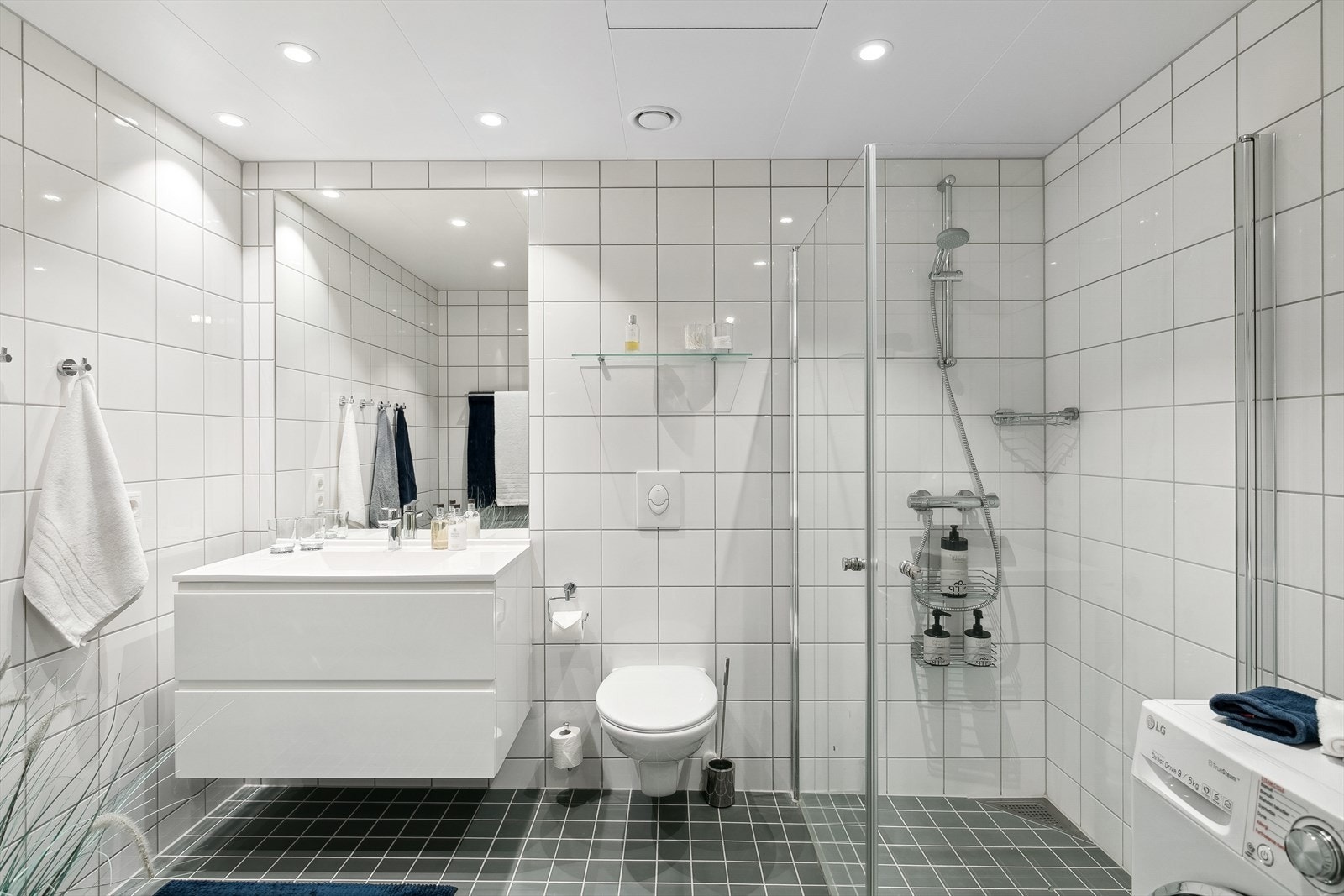 Helfliset baderom med gulvvarme og opplegg for vaskemaskin. Galleribilde