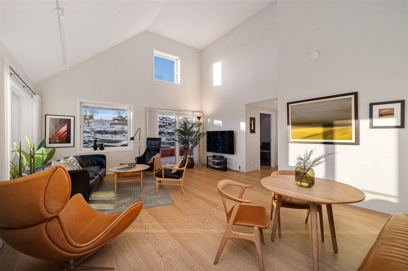 Stuen er i dag innredet med stor sofagruppe, godstoler og spisebord Galleribilde