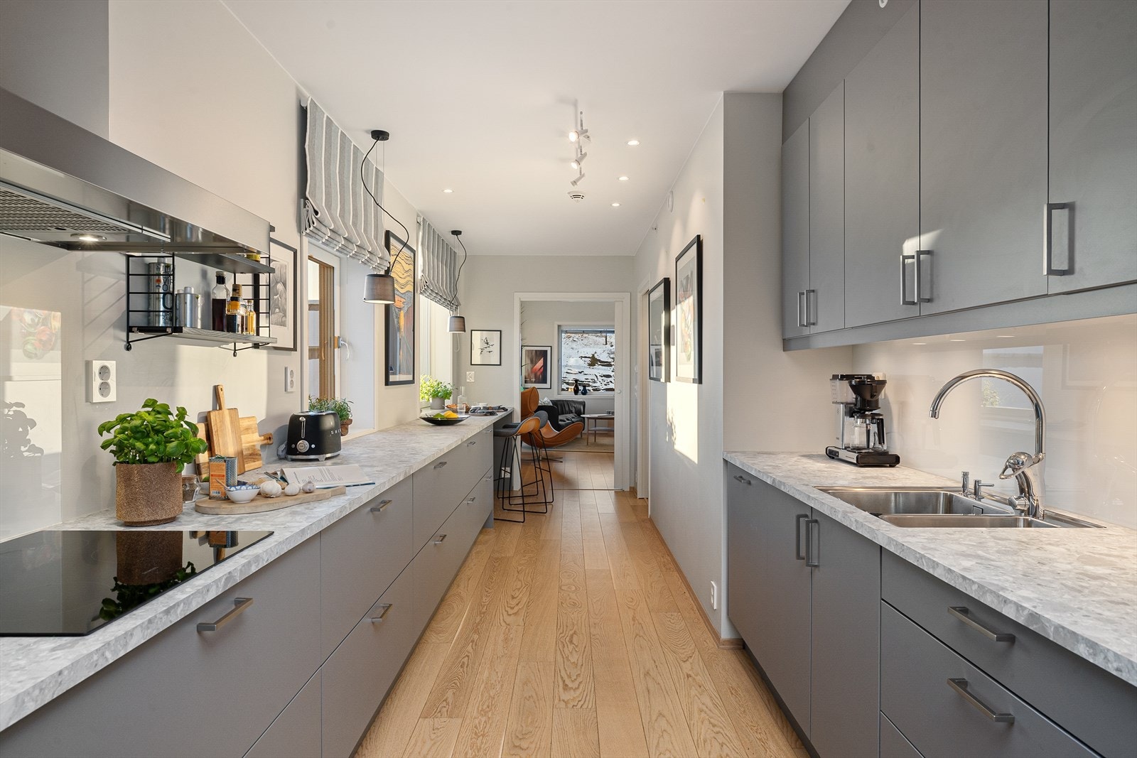 Det stilfulle kjøkkenet ligger i hjertet av denne nydelige leiligheten Galleribilde