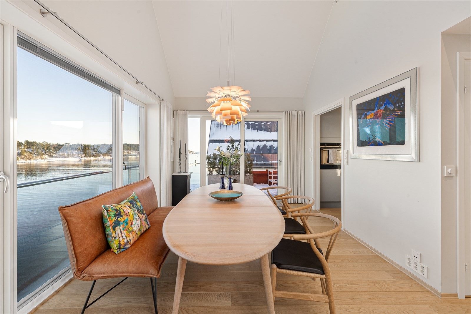 Den flotte spisestuen ligger på sjøsiden, utenfor kjøkkenet, og har adkomst til solrik balkong som vender mot sydøst Galleribilde