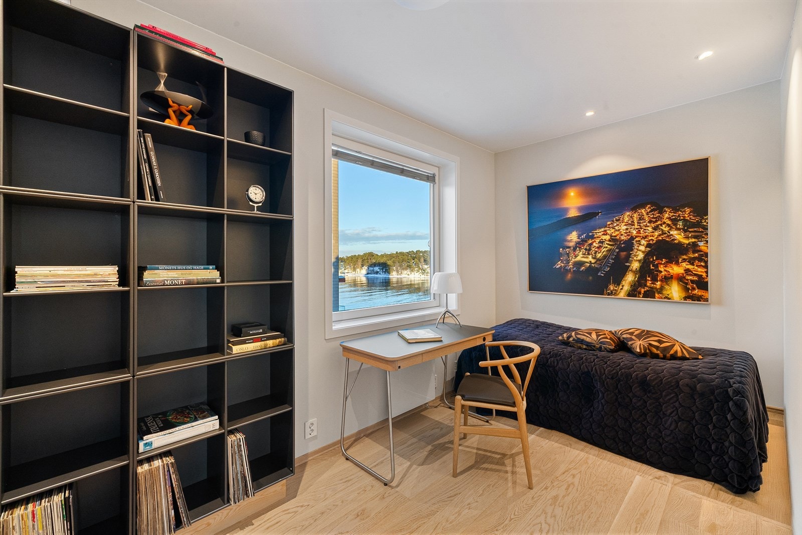 Soverom III er i dag innredet som gjesterom og har god plass til dobbeltseng og garderobeskap Galleribilde