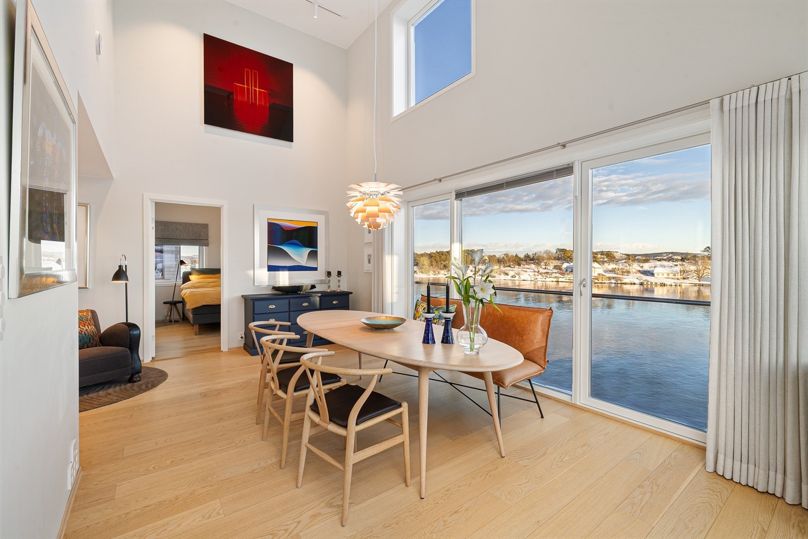 Alt er skreddersydd ned til minste detalj, og resultatet er en bolig som fremstår som innbydende, delikat og svært gjennomført Galleribilde