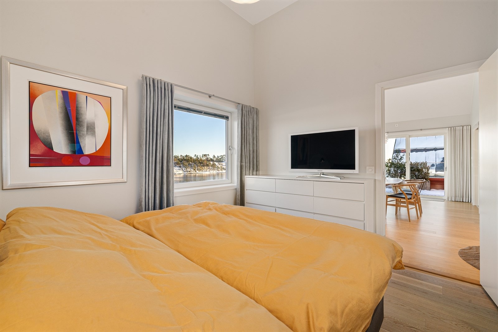 Soverommet har god plass til dobbeltseng og kommode Galleribilde