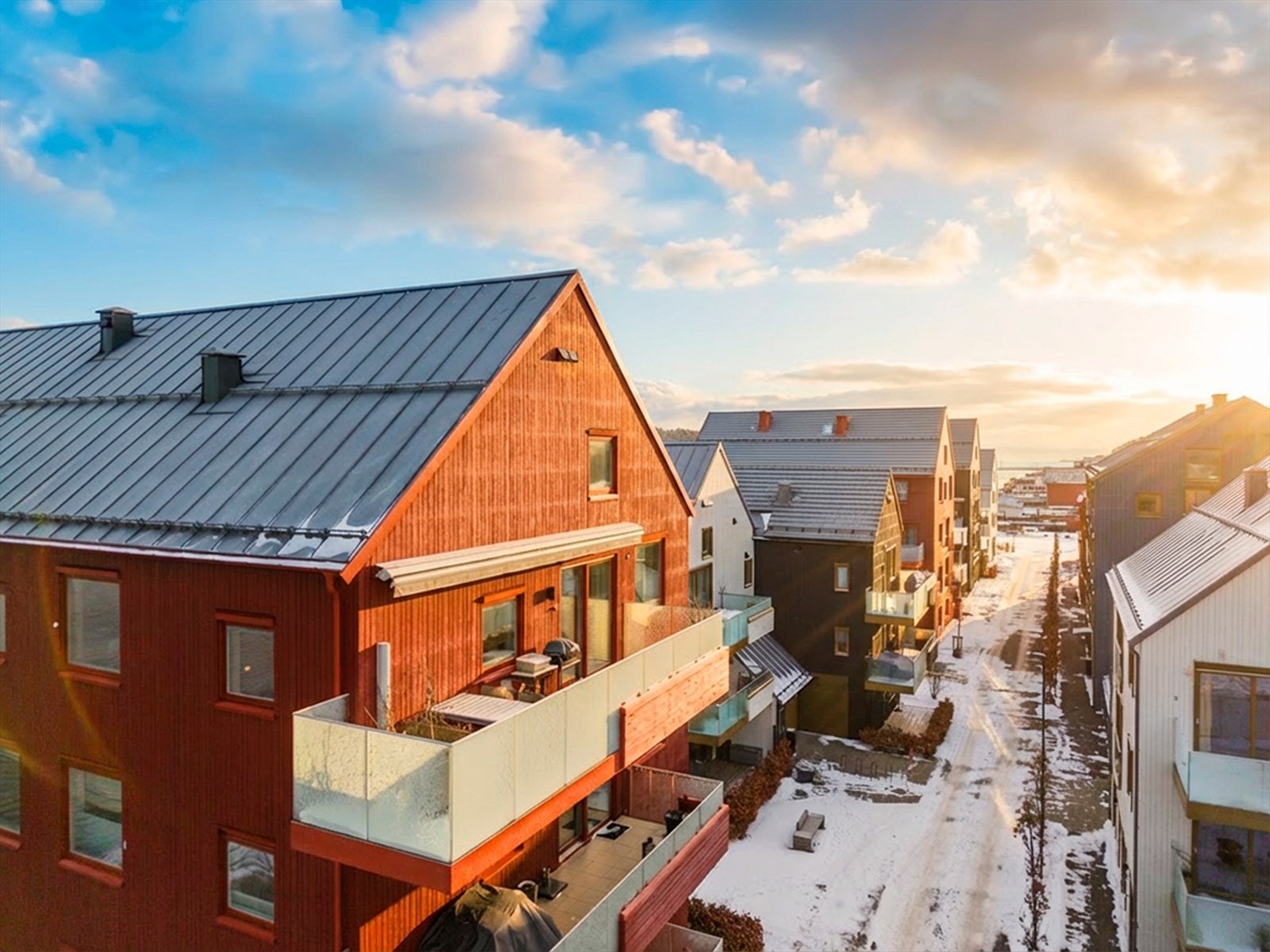 Fra stuen er det utgang til overbygget vestvendt balkong med plass til flere sittegrupper Galleribilde