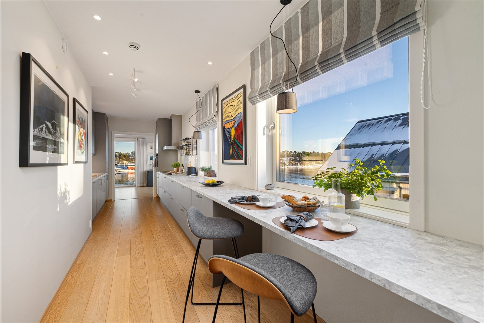 Koselig barløsning ved vinduet, med sjøutsikt Galleribilde