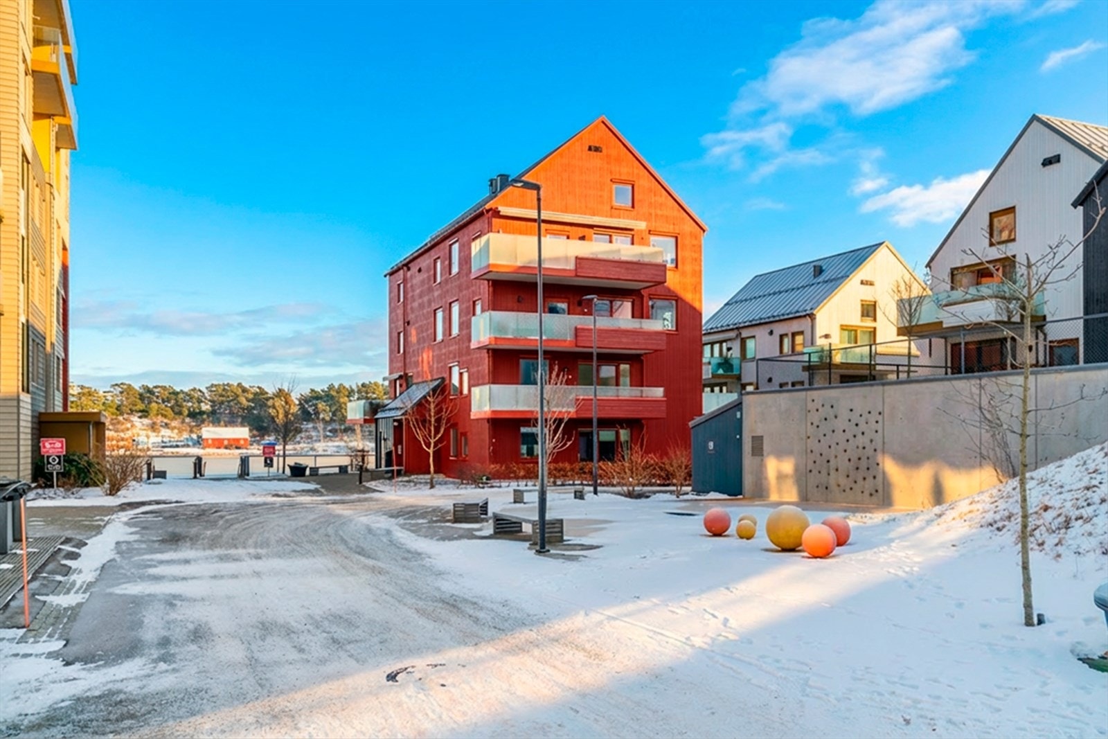 Tomten er meget pent opparbeidet med grønne lunger, hyggelige møteplasser, lekeplasser og vakker promenade langs bryggeanlegget Galleribilde