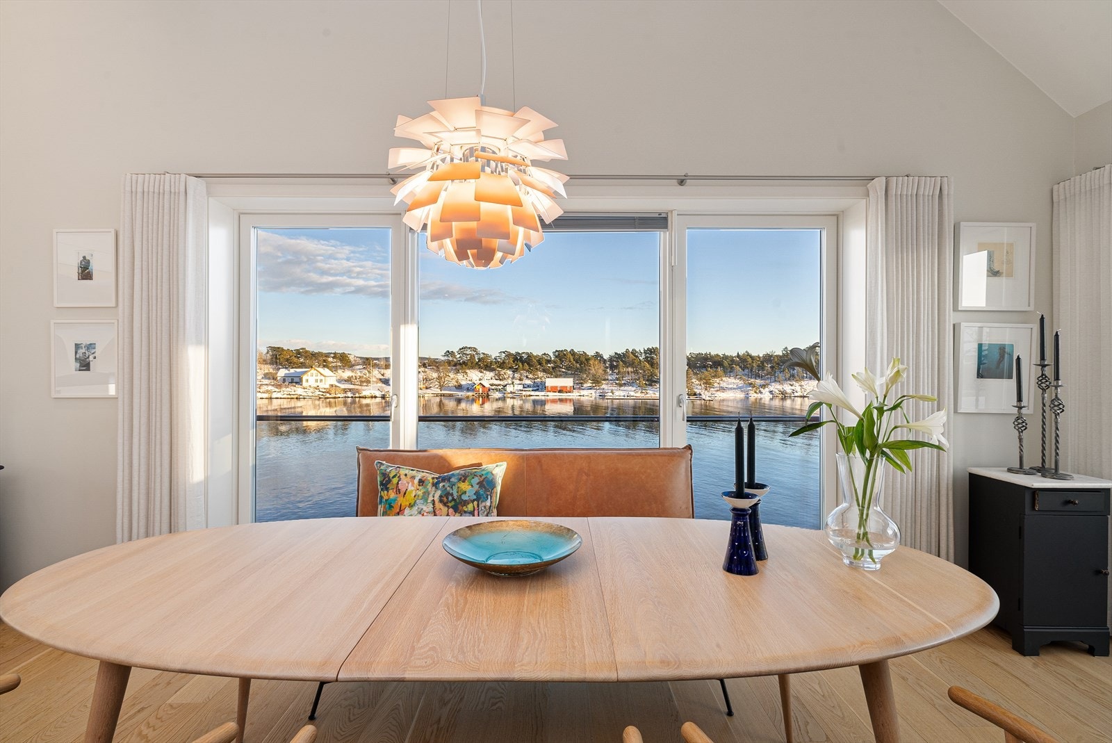 Spisestuen har store vindusflater som kan åpnes helt opp - her får man virkelig kjenne på nærheten til bølgeskvulp og sjøsprøyt Galleribilde