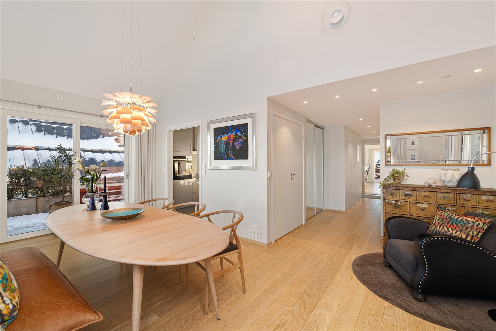 Spisestuen har adkomst fra kjøkken og entrè Galleribilde