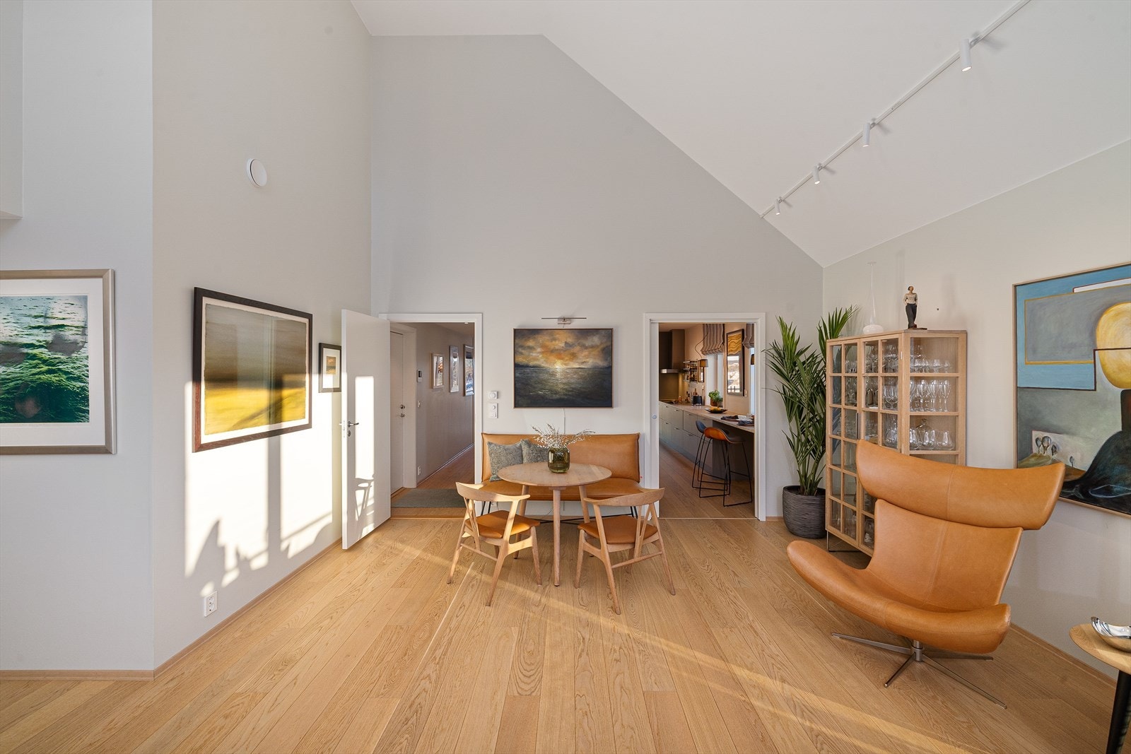 Fra stuen er det videre inngang til kjøkken Galleribilde