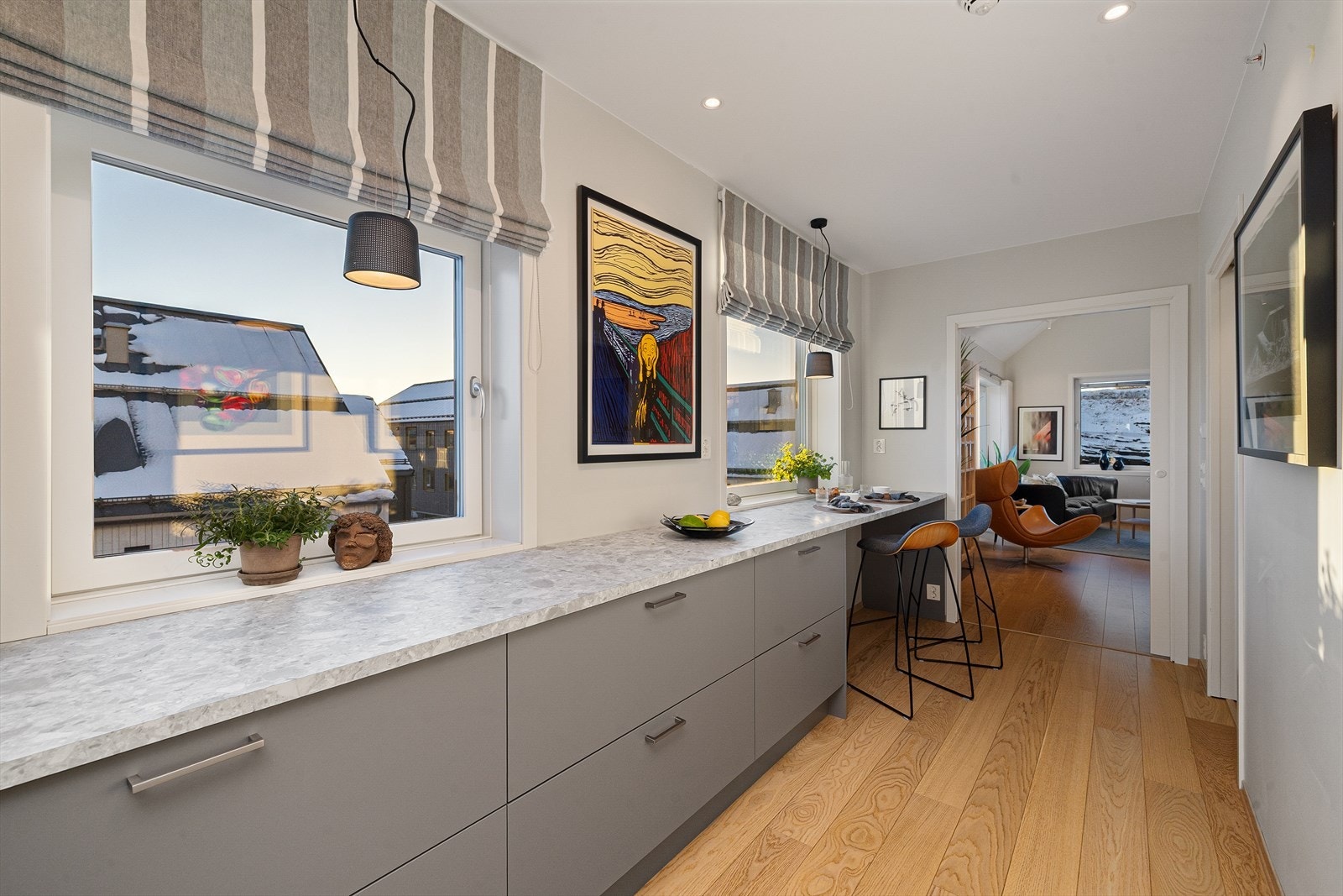 Plassbygget kvalitetsinnredning fra Sigdal, designet til minste detalj med store arbeidsflater, meget god skapplass og hvitevarer i høy kvalitet Galleribilde