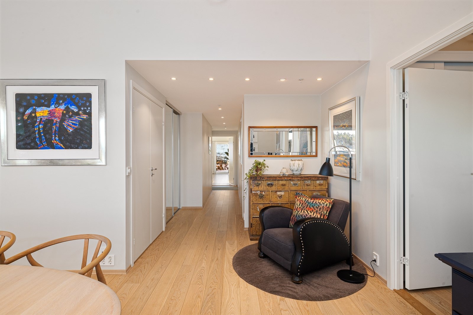 Fra spisestuen er det inngang til soveromsuite, med garderobeløsning og tilhørende privat baderom Galleribilde