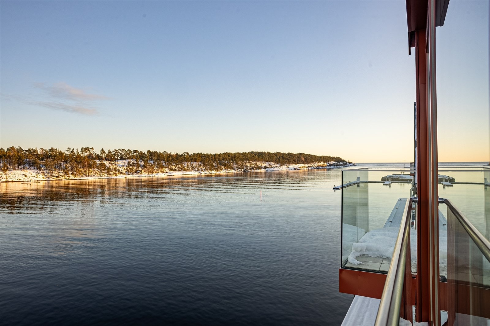 Denne eksklusive toppleiligheten på Smietangen ligger helt i vannkanten og gir deg en spektakulær nærhet til sjøen Galleribilde