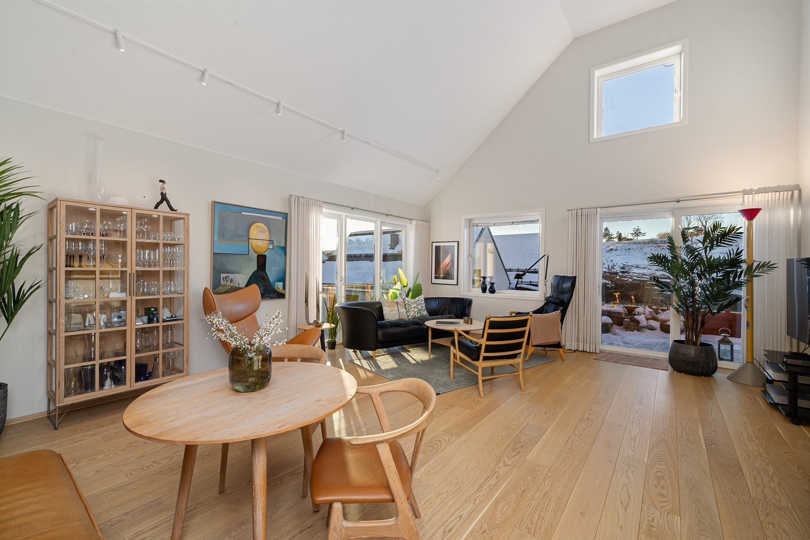 Den praktfulle stuen og spisestuen gir en fantastisk romfølelse med hele 5 m under taket på det høyeste Galleribilde