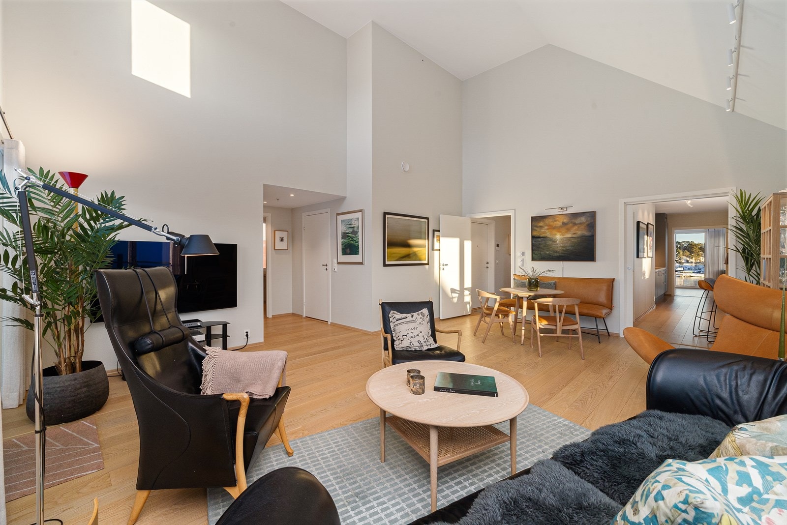 Når man kommer inn i leilighetens stue, møtes man av store vindusflater, fantastisk lys og en magisk romfølelse Galleribilde